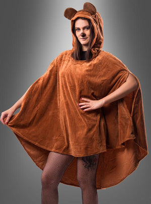 Ein Model präsentiert den „Wandelbaren braunen Poncho aus Plüsch XS-XXXL“ – einen braunen Plüschponcho im Stil eines Kapuzenumhangs mit Bärenohren –, kombiniert mit Netzstrümpfen, vor einem grauen Hintergrund mit Farbverlauf.