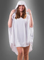 Eine Frau, die einen wandelbaren weißen Poncho aus Plüsch (Größe S–XXXL) mit Kapuze trägt, steht lächelnd vor einem grauen Hintergrund mit Farbverlauf.