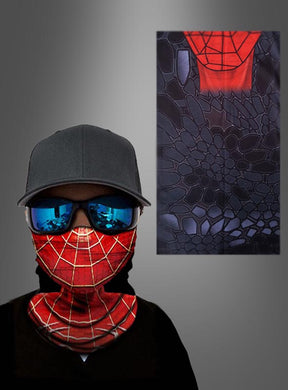 Eine Person trägt eine schwarze Mütze, eine blaue Sonnenbrille und das „Spinnenschal Loop Halstuch Spiderman Look“; im Hintergrund ist ein Stoff mit passendem Spider-Man-Motiv zu sehen.