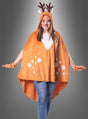 Eine Person, die den „Kuschelweichen Reh-Poncho S–XXXL“ trägt – ein braunes Rehkostüm mit Geweih, weißen Flecken und Gesichtsbemalung –, steht mit ausgestreckten Armen vor einem grauen Hintergrund. Dieser kuschelige Poncho besteht aus Plüschstoff und ist damit der perfekte Tierponcho „Reh“ für jede Veranstaltung mit Waldthema.