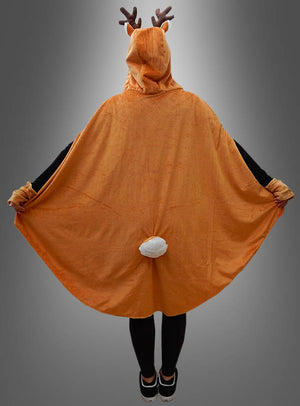 Eine Person, die den „Kuschelweichen Reh-Poncho S–XXXL“ trägt – einen orangefarbenen Plüschponcho mit Kapuze, die mit einem Geweih und einem weißen Schwanz verziert ist –, steht mit ausgestreckten Armen vor einem grauen Hintergrund.