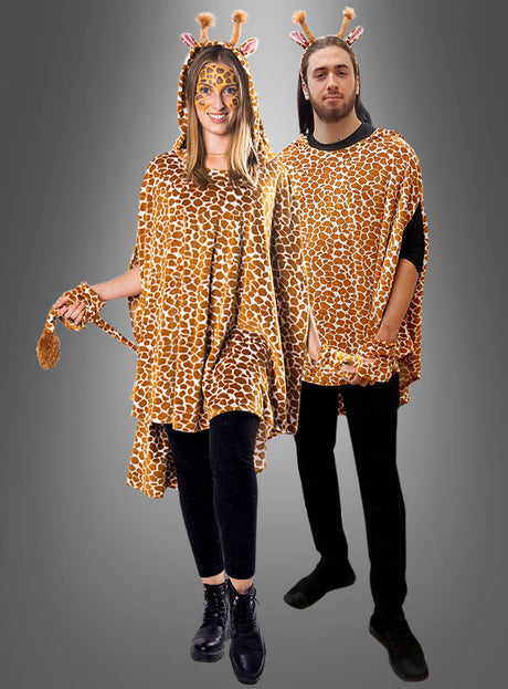 Zwei Personen stehen nebeneinander vor einem schlichten grauen Hintergrund, beide tragen den „Plüsch-Giraffen-Poncho mit Haarreif (S–XXXL)“ – ein kuscheliges Kostüm-Set bestehend aus Plüsch-Giraffen-Ponchos und passenden Haarreifen mit Ohren und Hörnern –, ideal für jede Safari-Mottoparty oder als lustiger Tierponcho.