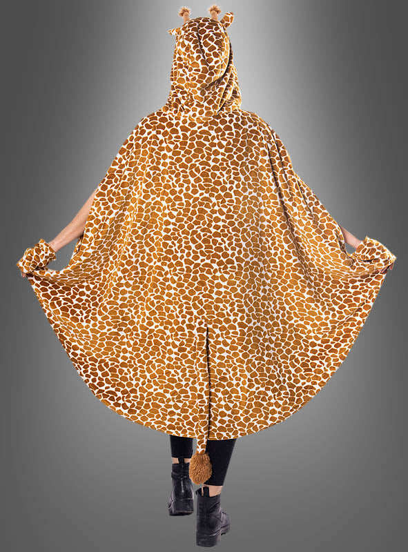 Eine Person, die den „Plüsch-Giraffen-Poncho mit Haarreif S–XXXL“ trägt – ein kuscheliger Umhang mit Giraffenmuster und Kapuze, komplett mit Ohren und Hörnern sowie einem Schwanz am Rücken – ideal als Tierponcho für jede Safari-Mottoparty oder als niedliches Giraffenkostüm.