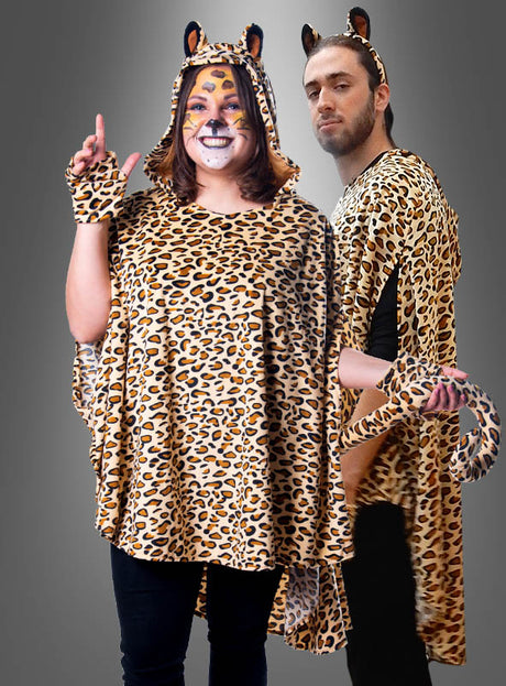 Zwei Personen tragen passende Kostüme mit Leopardenmuster, darunter Kapuzen mit Ohren und Handschuhe. Eine hat ihr Gesicht bemalt und macht eine Pfotenbewegung; die andere, gekleidet in einen Plüsch-Leoparden-Poncho in den Größen S bis XXXL, steht dahinter und schaut in die Kamera.