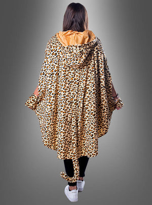Eine Person steht mit dem Rücken zur Kamera und trägt einen Plüsch-Leoparden-Poncho (Größe XXL) mit Kapuze und Schwanz – ein ideales, verspieltes Unisex-Tierkostüm –, dazu eine schwarze Hose und weiße Sneaker, vor einem grauen Hintergrund mit Farbverlauf.