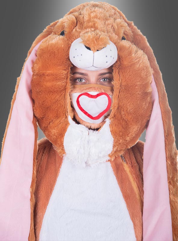 Vor einem grauen Hintergrund steht eine Person, die das waschbare „Deluxe Langohrhasen“-Kostüm trägt – mit langen Ohren und einer Gesichtsmaske, auf der ein roter, herzförmiger Mund abgebildet ist.