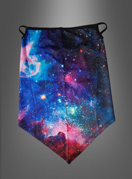 Das Multifunktionstuch „Galaxis“ ist ein Stoff-Bandana mit einem lebhaften „Galaxis“-Druck aus Sternen und Nebeln vor einem grauen Hintergrund mit Farbverlauf. Dieses vielseitige Schlauchtuch lässt sich als multifunktionaler Schal tragen und eignet sich somit perfekt, um Ihrem Outfit einen kosmischen Touch zu verleihen.