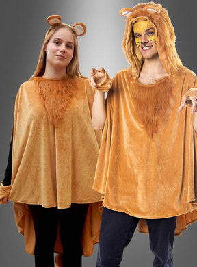 Zwei Personen, die den „Löwe“-Poncho aus weichem Plüsch in den Größen S bis XXXL tragen – mit seiner hellbraunen Farbe, der Kapuze, den Ohren und den Kunstfell-Details –, posieren verspielt vor einem grauen Hintergrund, was ihn zur perfekten Wahl für lustige Karnevalskostüme macht.