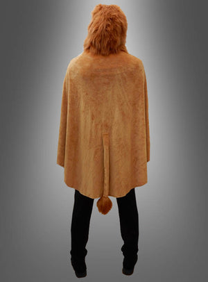 Eine Person trägt einen „Löwe“-Poncho aus weichem Plüsch in den Größen S–XXXL mit Mähne und Schweif, von hinten gesehen vor einem grauen Hintergrund mit Farbverlauf – der ideale Tierponcho für jedes Karnevalskostüm.