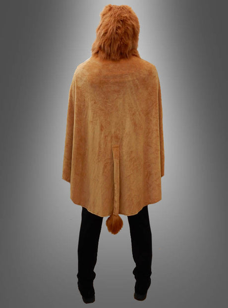 Eine Person trägt einen „Löwe“-Poncho aus weichem Plüsch in den Größen S–XXXL mit Mähne und Schweif, von hinten gesehen vor einem grauen Hintergrund mit Farbverlauf – der ideale Tierponcho für jedes Karnevalskostüm.