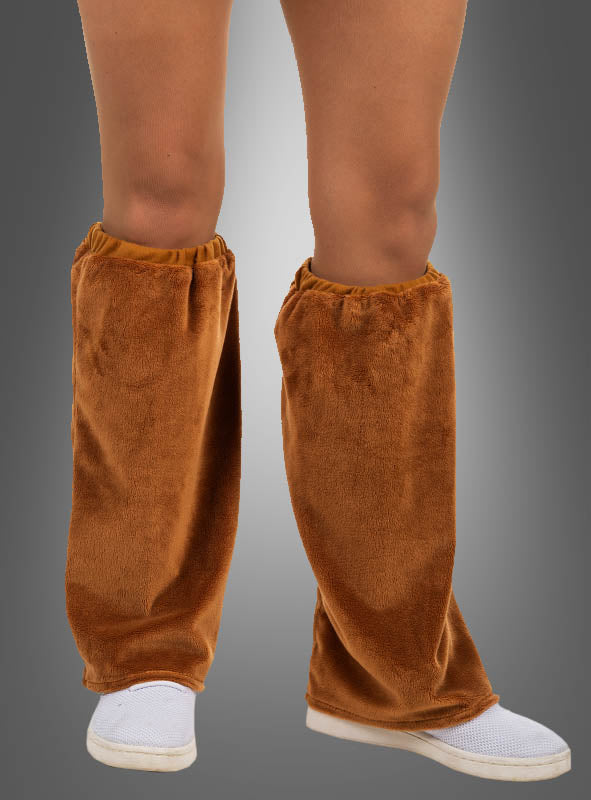 Eine Person ist von knapp oberhalb der Knie abwärts zu sehen; sie trägt „Braune Stulpen aus Plüsch“ als flauschige Stulpen über weißen Schuhen vor einem neutralen, grau verlaufenden Hintergrund – perfekt als Accessoire für ein Tierkostüm.