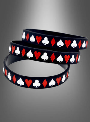 „Casino-Armband schwarz 1 Stück“ ist ein schwarzes Silikonarmband mit roten und weißen Spielkartensymbolen – Herz, Karo, Kreuz und Pik –, die in einem sich wiederholenden Spielkarten-Design auf einem grauen Hintergrund mit Farbverlauf angeordnet sind.
