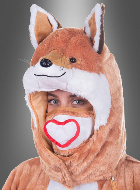 Eine Person trägt das waschbare „Deluxe Plüsch-Fuchskostüm“ mit spitzen Ohren und einer Gesichtsmaske, auf der ein rotes Herz vor grauem Hintergrund abgebildet ist. Dieses bezaubernde Tierkostüm für Damen und Herren eignet sich perfekt für Cosplay oder Themenveranstaltungen.