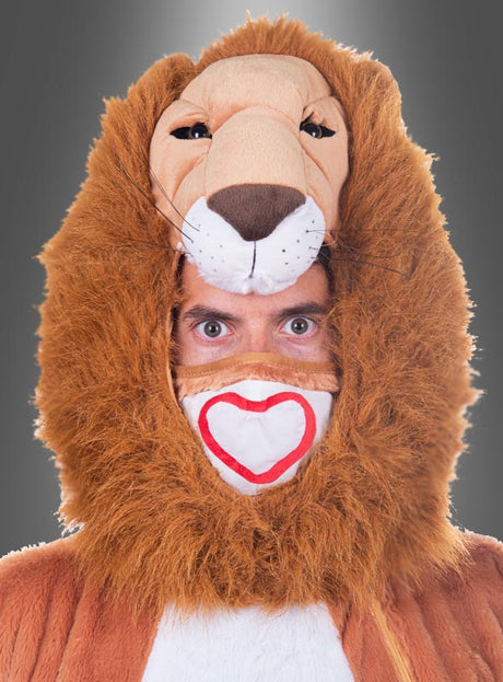 Eine Person, die das waschbare „Deluxe Plüsch Löwenkostüm“ trug, das sich durch eine große Mähne und einen Löwenkopf mit sichtbaren Augen auszeichnet, sowie eine Gesichtsmaske, die mit einem roten Herz umrandet war.