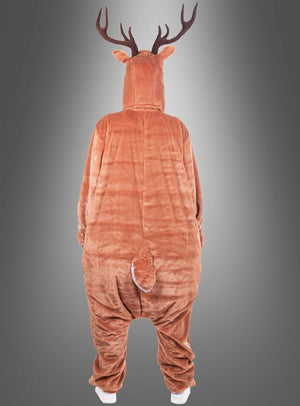 Eine Person trägt das Hirsch-Kostüm aus Plüsch, ein braunes Ganzkörperkostüm aus Plüsch im Stil eines Hirsches mit Geweih, und steht mit dem Rücken zur Kamera vor einem grauen Hintergrund.