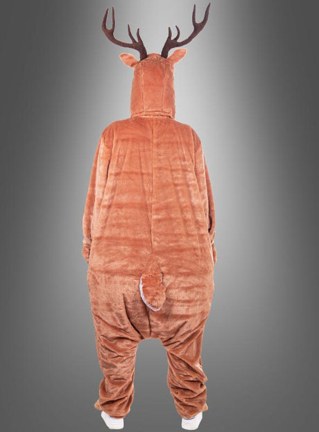 Eine Person trägt das Hirsch-Kostüm aus Plüsch, ein braunes Ganzkörperkostüm aus Plüsch im Stil eines Hirsches mit Geweih, und steht mit dem Rücken zur Kamera vor einem grauen Hintergrund.