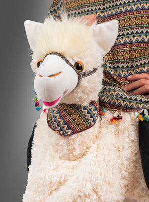 Eine Person, die das zweiteilige Lama-Kostüm „Alpaka Ride on“ trägt, posiert verspielt mit einem Plüsch-Lama, das mit einem farbenfrohen Halsband und einem Halfter ausgestattet ist, was ihrem Outfit eine verspielte Note verleiht.