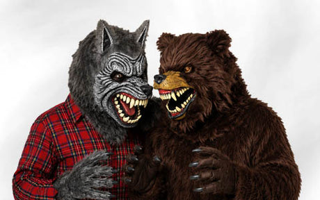 Zwei Personen in detailreichen Werwolf- und Bärenkostümen posieren gemeinsam vor einem schlichten weißen Hintergrund.