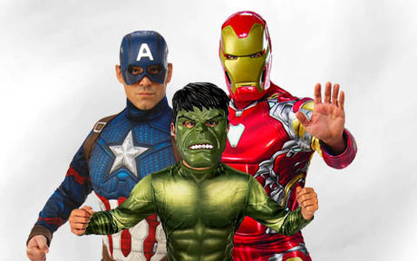 Drei Personen in Captain-America-, Hulk- und Iron-Man-Kostümen posieren gemeinsam vor einem schlichten weißen Hintergrund.