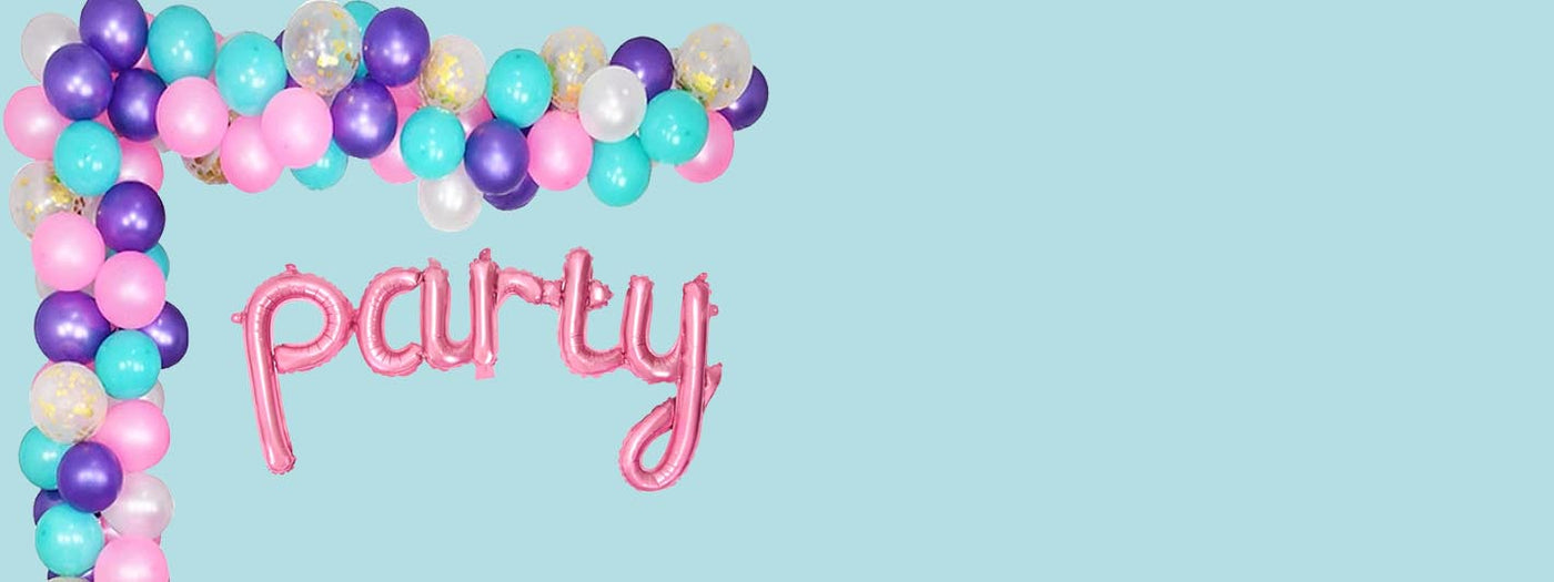 Ballonbogen in Rosa, Blau, Lila und Weiß mit rosa Folienballonbuchstaben, die das Wort „Party“ bilden, auf hellblauem Hintergrund.