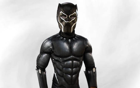 Eine Person in einem Black-Panther-Kostüm steht vor einem schlichten weißen Hintergrund.