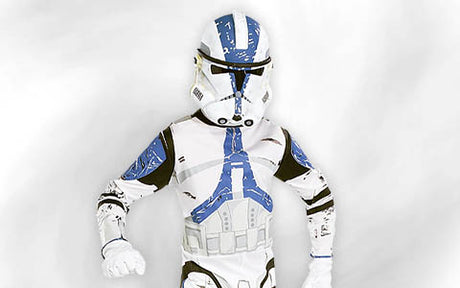 Eine Person in einem blau-weißen Star-Wars-Klontrooper-Kostüm, die vor einem schlichten, hellen Hintergrund steht.