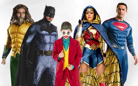 Fünf Personen in Superhelden- und Bösewicht-Kostümen, darunter Aquaman, Batman, der Joker, Wonder Woman und Superman, stehen in einer Reihe vor einem weißen Hintergrund.
