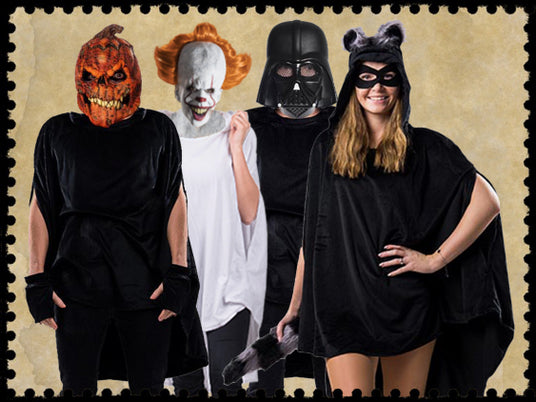 Vier Personen in Halloween-Kostümen stehen nebeneinander: ein Kürbiskopf, ein Clown, Darth Vader und eine Frau mit Fledermausmaske und Umhang vor einem hellbraunen, strukturierten Hintergrund.
