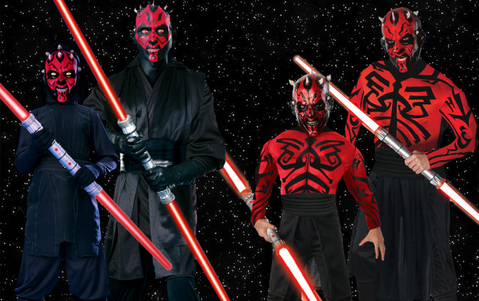 Vier Personen, die als Darth Maul verkleidet sind und rote Lichtschwerter mit zwei Klingen in den Händen halten, stehen vor einem schwarzen Hintergrund voller Sterne.