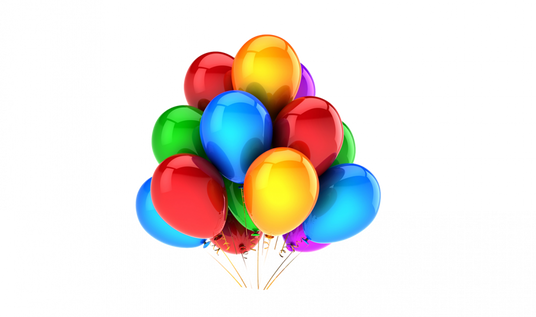 Ein Bündel bunter Luftballons in den Farben Rot, Blau, Grün, Gelb und Orange, die zusammengebunden sind und vor einem schlichten weißen Hintergrund schweben.