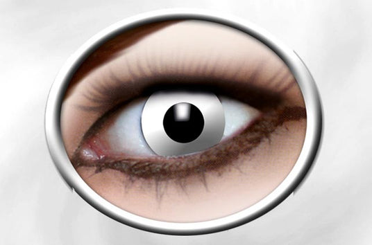 Ein digital bearbeitetes menschliches Auge, das von einem metallischen Ring umgeben ist, wodurch es wie ein mechanisches oder roboterhaftes Auge wirkt.