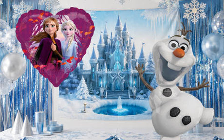 Eine Partydekoration zum Thema „Die Eiskönigin“ mit Elsa und Anna auf einem herzförmigen Ballon, Olaf davor und einem schneebedeckten Schloss als Hintergrund, verziert mit blauen und silbernen Akzenten.