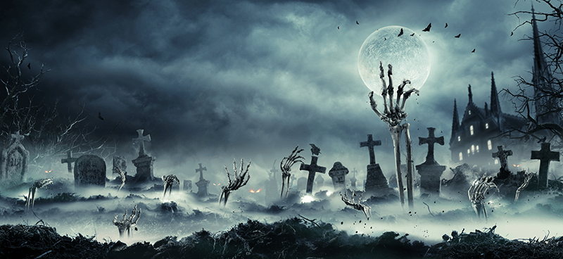 In der Nacht ragen auf einem nebligen Friedhof Skeletthände aus den Gräbern empor, im Hintergrund sind Grabsteine, kahle Bäume, ein Vollmond und ein Spukhaus zu sehen.