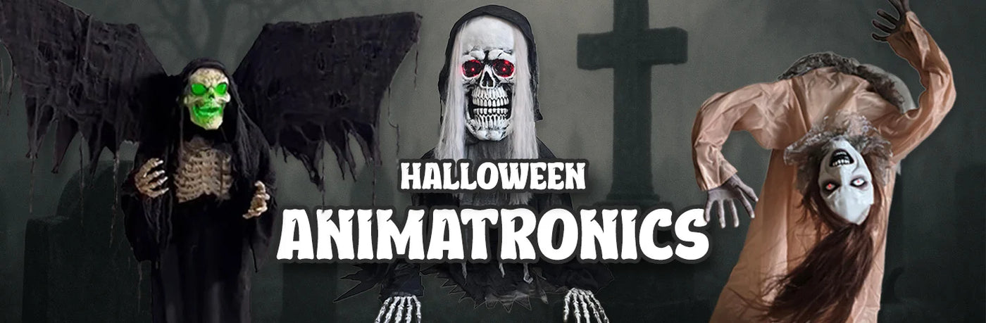 Drei gruselige Halloween-Animatronikfiguren, darunter ein geflügeltes Skelett, ein Sensenmann und ein verzerrter Geist, stehen vor einer Friedhofskulisse mit der Aufschrift „Halloween Animatronics“.