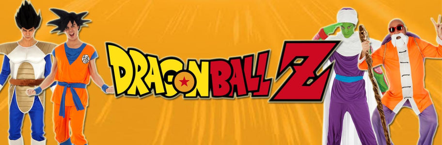 Vier Personen in „Dragon Ball Z“-Kostümen stehen zu beiden Seiten des Serienlogos, das sich vor einem leuchtend gelben Hintergrund mit Lichtstreifen abhebt.