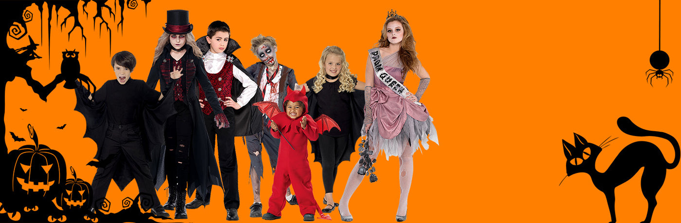Sieben Kinder in Halloween-Kostümen stehen in einer Reihe vor einem orangefarbenen Hintergrund, auf dem schwarze Silhouetten von Kürbissen, Fledermäusen, einer Katze und einer Spinne zu sehen sind.