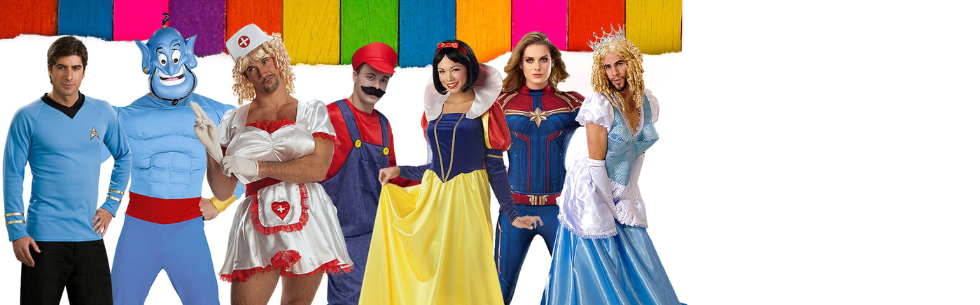 Sieben Erwachsene in verschiedenen bunten Kostümen, darunter eine Krankenschwester, ein Flaschengeist, Mario, Schneewittchen, ein Superheld und eine Prinzessin, stehen in einer Reihe vor einem weißen Hintergrund, über dem ein Banner mit Regenbogenfransen hängt.