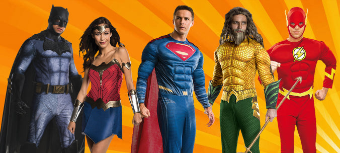 Fünf Personen in Superheldenkostümen – Batman, Wonder Woman, Superman, Aquaman und The Flash – stehen in einer Reihe vor einem orangefarbenen, strahlenförmigen Hintergrund.