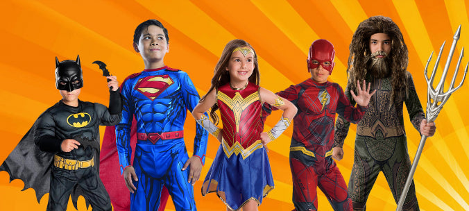 Fünf Kinder in Superheldenkostümen – darunter Batman, Superman, Wonder Woman, Flash und Aquaman – stehen vor einem orangefarbenen Hintergrund mit gelben Strahlen.