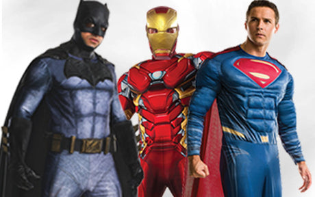 Drei Personen in Batman-, Iron Man- und Superman-Kostümen stehen nebeneinander vor einem einfarbigen Hintergrund.