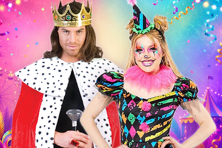 Ein Mann in einem Königskostüm und eine Frau in einem bunten Clownskostüm stehen Seite an Seite vor einem festlichen, farbenfrohen Hintergrund.
