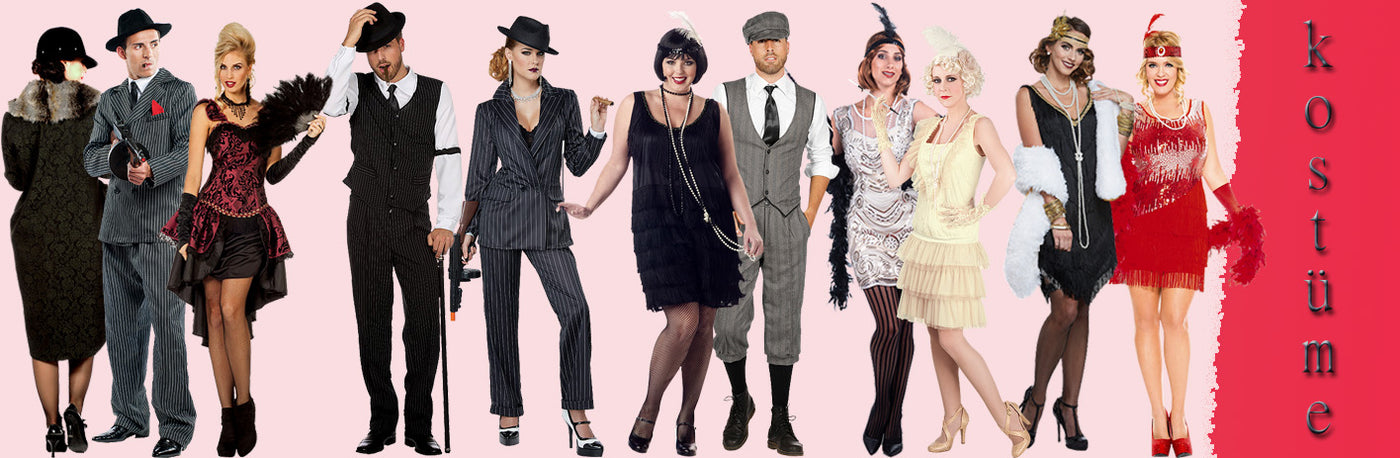 Eine Gruppe von Menschen in Kostümen im Stil der 1920er Jahre – darunter Flapper-Kleider, Anzüge, Hüte und gefiederte Stirnbänder – steht in einer Reihe vor einem rosa Hintergrund, auf dem das Wort „Kostüme“ zu lesen ist.