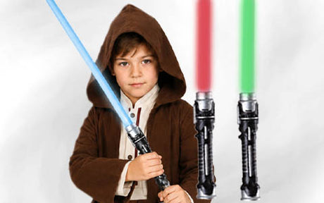 Ein als Jedi verkleidetes Kind hält ein blaues Lichtschwert in der Hand, im Hintergrund sind rote und grüne Lichtschwerter abgebildet.