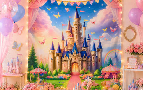 Farbenfrohe Partydekoration mit einem märchenhaften Schloss als Kulisse, Luftballons, Blumen und pastellfarbenen Dekorationen im verspielten, zauberhaften Stil.