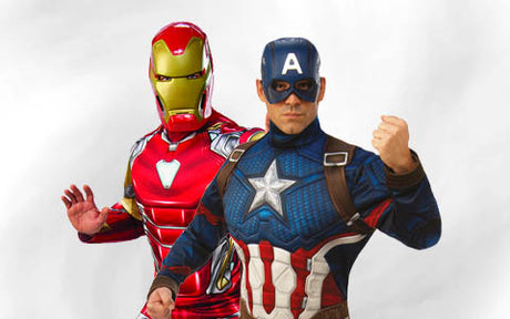 Zwei Personen in realistischen Iron-Man- und Captain-America-Kostümen stehen vor einem schlichten weißen Hintergrund und blicken nach vorne.
