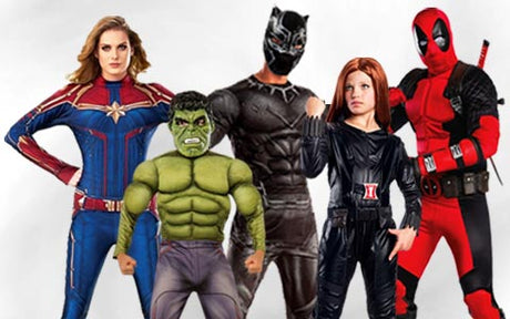 Fünf Personen in Superheldenkostümen posieren gemeinsam vor einem schlichten Hintergrund; zu den Figuren gehören Captain Marvel, Hulk, Black Panther, Black Widow und Deadpool.