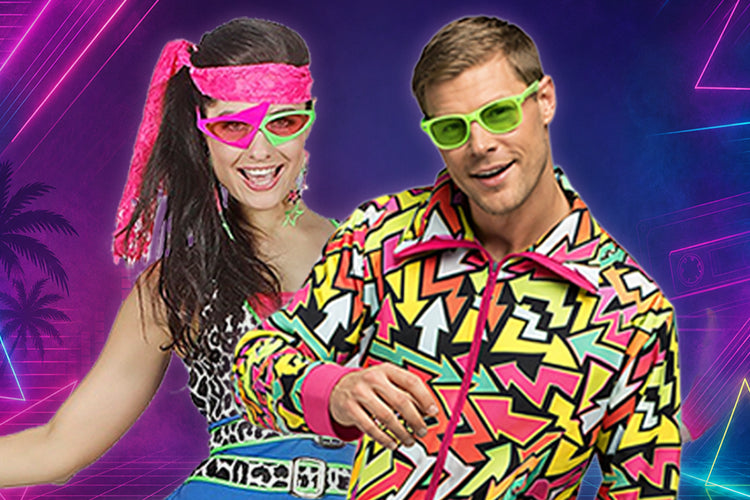 Zwei Personen tragen farbenfrohe Kleidung im Retro-Stil der 1980er Jahre und Neon-Sonnenbrillen und posieren vor einem lebhaften, geometrischen Hintergrund mit Palmen und Neonlichtern.