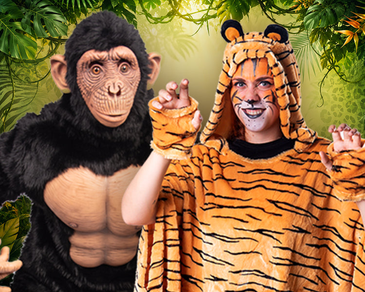 Zwei Personen in Tierkostümen – die eine als Schimpanse, die andere als Tiger verkleidet – posieren vor dem Hintergrund von Dschungelpflanzen.