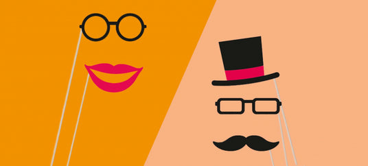 Zwei Stabfiguren: eine mit runder Brille und roten Lippen auf orangefarbenem Hintergrund, eine mit Zylinder, eckiger Brille und Schnurrbart auf pfirsichfarbenem Hintergrund, getrennt durch eine diagonale Linie.