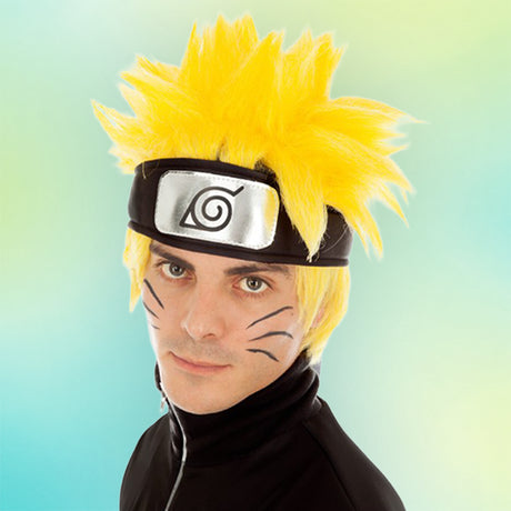 Eine Person mit einer gelben, stacheligen Perücke, einem schwarzen Stirnband mit einem Metallplättchen als Symbol und Bartstrichen im Gesicht, verkleidet als Naruto Uzumaki aus dem Anime „Naruto“, vor einem pastellfarbenen Hintergrund.
